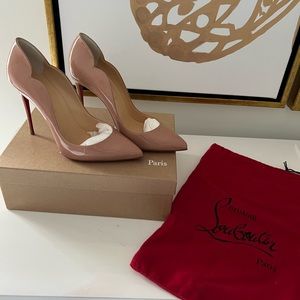 Christian Louboutin Hot Chick
100 mm Pumps-Patent calf leather- NUDE